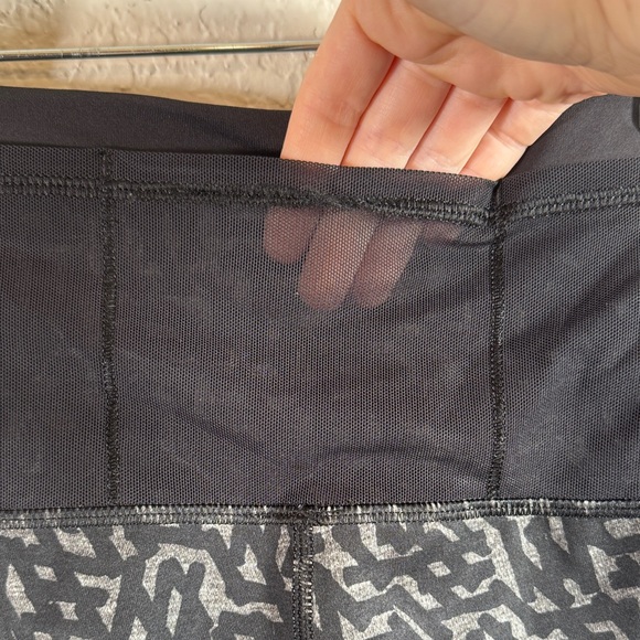 Lululemon Black and Gray Patterned Mesh Leggings XXS - Picture 3 of 8